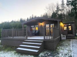 Stunning 4-bedroom Cabin with Hot Tub in Beattock!, hotel a Beattock