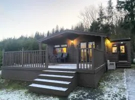 4 Bed House - Sleeps 9 - HotTub - Parking