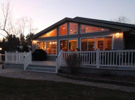 Tranquil Bay Lodge, 3 min walk to sand beach, קוטג' בLambton Shores