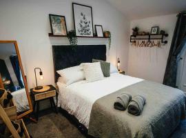 Boho Loft in Somerset - Private Parking: Radstock şehrinde bir daire