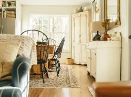 Cozy Cottage, Hot Tub, Fire Pit, 15min to Hudson and hiking