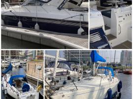 Entire Boat at St Katherine Docks 2 Available select using room options, hotel u Londonu