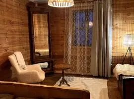 Drewniana chata nad stawem