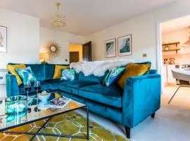 Chic, immaculate Warwick apartment sleeps 4,2 bathrooms, free private parking, easy walk to Warwick, canal-side pub on doorstep - perfect for family breaks, the races or work stays