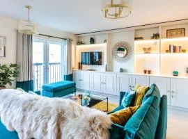 Chic, immaculate Warwick apartment sleeps 4 & free private parking, easy walk to Warwick, castle, canal-side pub on doorstep - perfect for relaxing breaks, the races or workcation