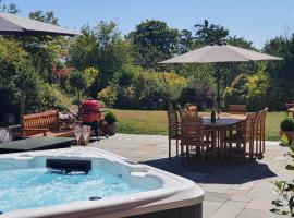 Luxury 5-Bed Country House with Hot Tub, Views & Games Room, Sleeps 12 - Kent Downs, Hotel in Maidstone