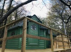 Woodland Cabin with Hot tub & log burner, hotell i Barmouth