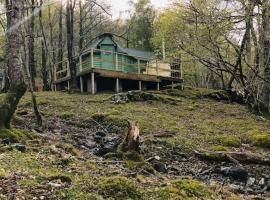 Tree Top Cabin with log burner & private hot tub, chalet i Barmouth