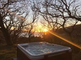 Snowdonia Mawddach Cabin + hot tub, hotel in Barmouth