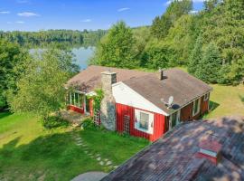 Scenic & Serene Lakefront Cottage With Wood Stove, viešbutis mieste Crivitz