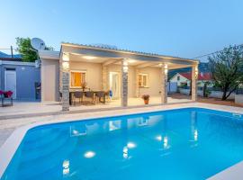 Stunning Home In Seline With Private Swimming Pool, Can Be Inside Or Outside, αγροικία σε Seline