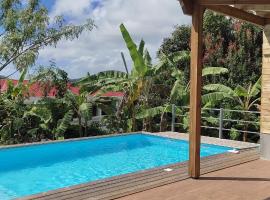 Noukatchimbe Bungalow avec piscine partagée pour 2 à 4 personnes, holiday rental in Le Marin