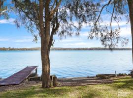 Lake Getaway, villa sa Mannering Park