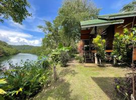 Mangrove bungalow & restaurant, gistiheimili í Ko Kood