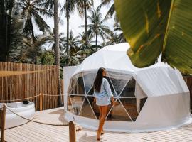 Romantic DOME with hot jacuzzi and Jungle view, glamping site in Klungkung