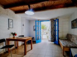 Exclusive Cottage in S West Crete in a quiet olive grove near the sea, farm stay sa Palaiochóra