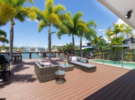 Cairns Beaches Home, Marina View, Sleeps 12 – hotel w mieście Yorkeys Knob