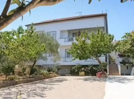 2 Bedroom Amazing Apartment In Tkon