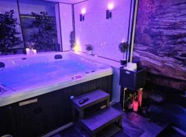 Luxury 9ine SUPER BEAUTIFUL JACUZZI APARTMENT WITH BALCONY, hotel cerca de Broad Street, Birmingham