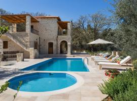 Luxury Crete Villa Villa Melpomeni Private Pool Private Playground 5 BDR Rethymno, hôtel à Vederoi