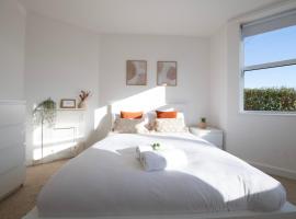 Hampton House - Sleeps 7 - Free Parking and WiFi, aluguel de temporada em Bristol