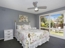 Cosy 4 Bedroom Holiday Home - Melbourne Airport, vacation home in Greenvale