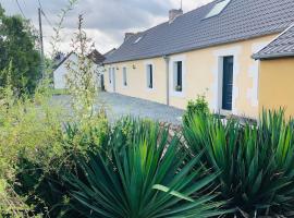 Aux Jardins De La Guyonnière Gîte 2 à 13 personnes, מלון למשפחות בRuaudin