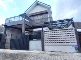 MP Villa Permata Kencana 24A, loma-asunto kohteessa Malang