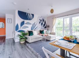 Luxury 2 Bedroom Apartment With FREE Parking In Formby Village By Greenstay Serviced Accommodation - Perfect for Couples, Families & Business Travellers, ξενοδοχείο σε Formby