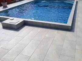 Maison charmante à Petit-Bourg avec piscine partagée