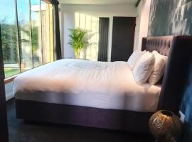 Contemporary Dublin Suite with hot tub, hotel com banheiras de hidromassagem em Lispapple Cross Roads