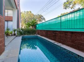 Luxury 3BHK Villa with Private Pool near Anjuna: Eski Goa şehrinde bir villa