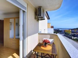 Helle Ferienwohnung 400 Meter zum Strand, ξενοδοχείο σε Ližnjan