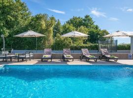 Charmante Villa mit privatem Pool, Klima, Sonnenliegen, Terrasse und Grill, hotel in Manjadvorci