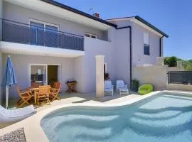 Strandnahe Villa mit privatem Pool, WLAN, Terrasse, Grill