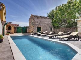 Typisch istrisches Ferienhaus mit privatem Pool, Tischfußball, Darts, Gym, hotel v destinaci Mednjan