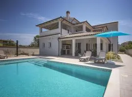 Villa mit privatem Pool, eigener Crossfit-Halle, Billard