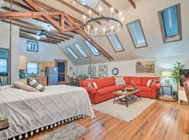 Pet-Friendly Loft Vacation Rental with Fire Pit!, hotel amb aparcament a Bemus Point