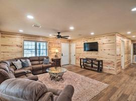 Greers Ferry Home on 40 Acres 1/4 Mi to Lake! – hotel w mieście Fairfield Bay