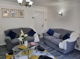 Modern 2-Bed Home - Private Garden Parking & WiFi