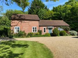 Stable Cottage Peaceful Stunning Retreat near Bath, hotel with parking in Upavon