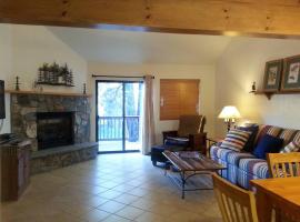 Cozy Flagstaff Home in Cool Pines - Country Club, cabaña o casa de campo en Flagstaff