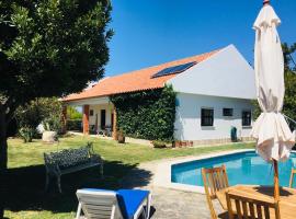 Lovely House in SINTRA with private pool, hotel s parkiriščem v mestu Sintra