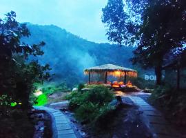 Holistic Stay Eco-Resort & Ayurvedic Retreat, hótel með bílastæði í Paithalmala