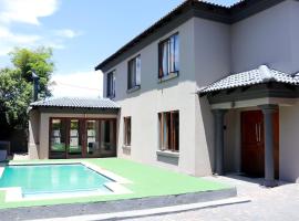 Modern Home in Pretoria, allotjament vacacional a Pretòria