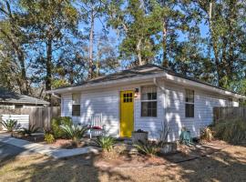 Charming Port Royal Home with Fire Pit and Yard!、ポート・ロイヤルのコテージ