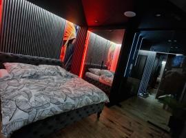 Apartament Czarna Perła z dużym tarasem NA Dachu 75m2 , PROJEKTOR ,garaż podziemny, hotel in Kielce