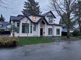 Spacious getaway for couples with separate entrance, hotel in Surrey