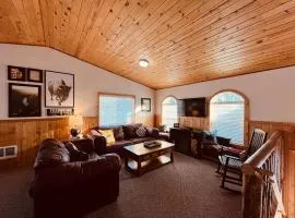 Island Park Village Retreat, Sleeps 14, has Sauna