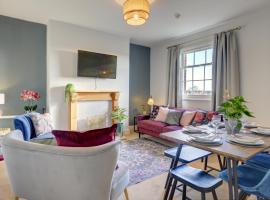 Regency Nest by Spa Town Property - Stylish 3 Bedroom Apartment on 2 Floors, Central Leamington Spa, Hotel in Royal Leamington Spa